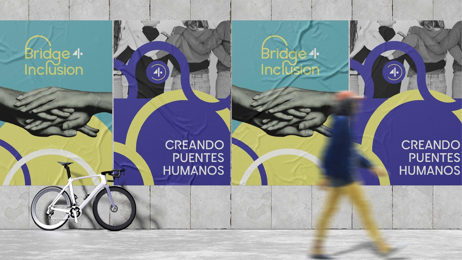 Mupis en la calle con el titular Creando puentes humanos, en índigo y amarillo mindaro