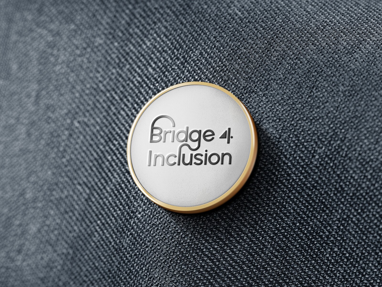 Pin metálico con el logotipo de Bridge 4 Inclusion sobre tejido vaquero