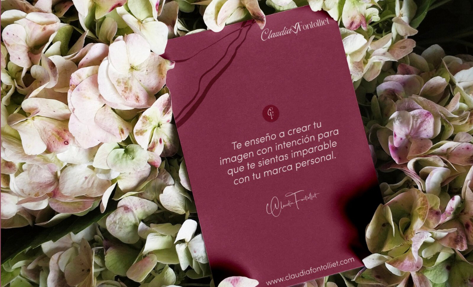 Tarjetón de Claudia Fontolliet con su posicionamiento, sobre hortensias