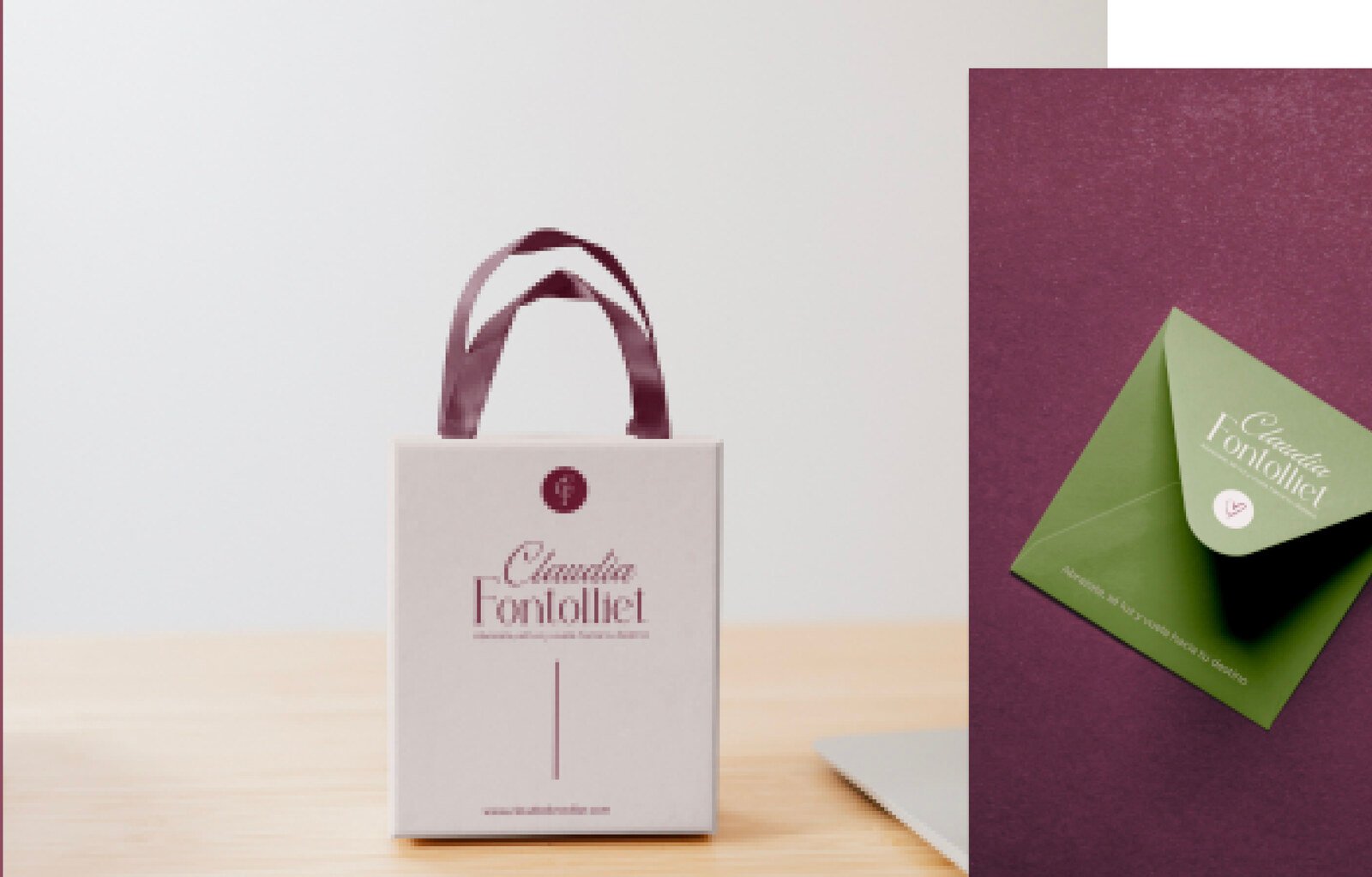 Bolsa de marca en crema y sobre verde salvia con tarjeta