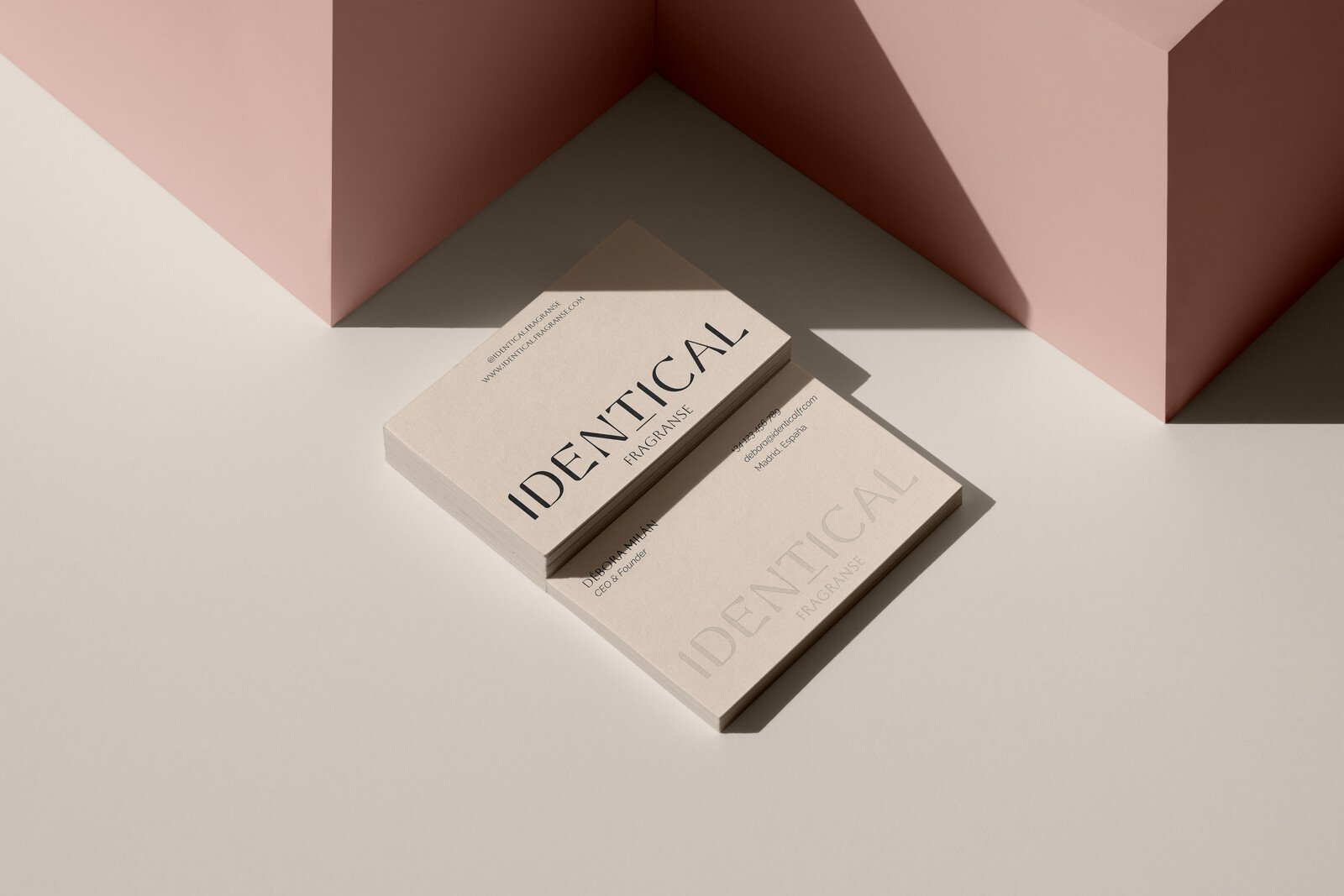 Tarjetas de visita sobre una superficie rosa empolvado