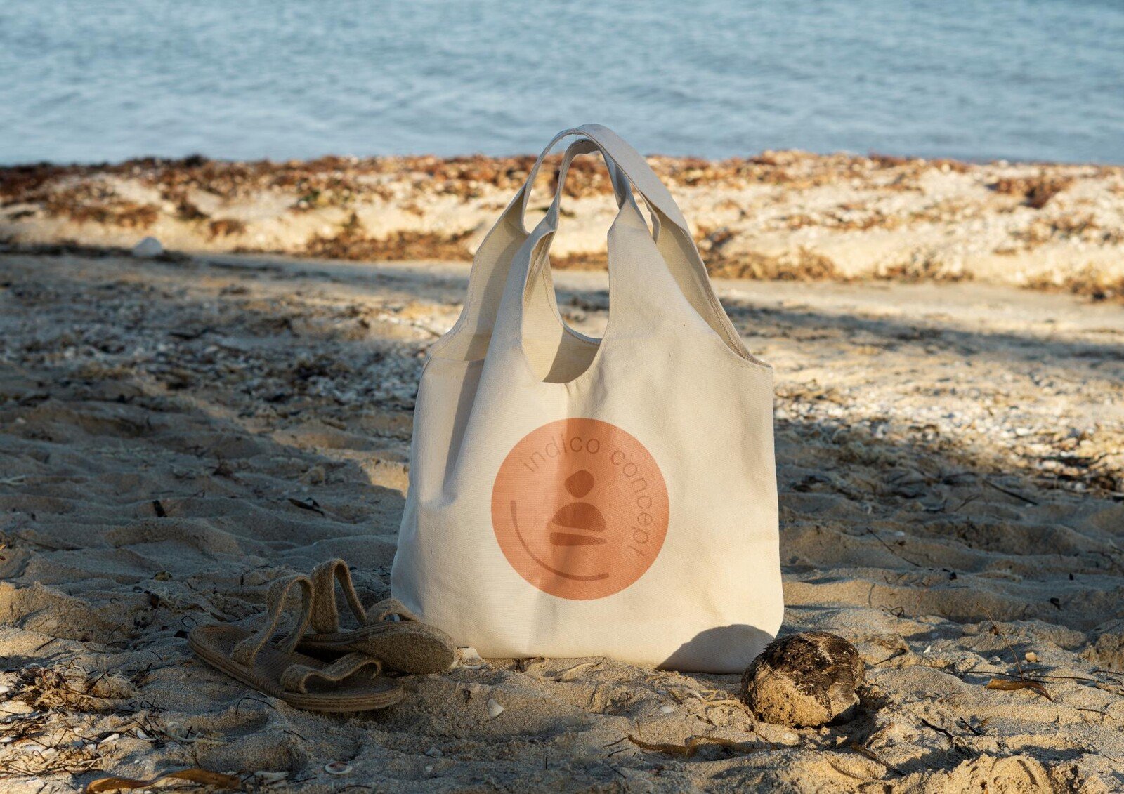 Bolsa de tela de Indico Concept sobre la arena