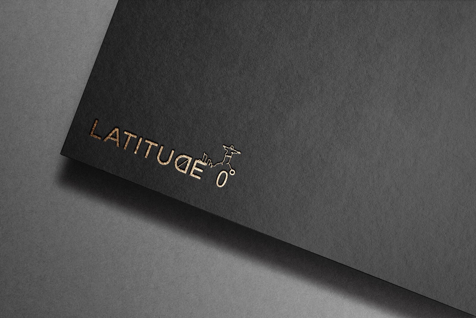 Tarjetón negro de Latitude 0º con el logotipo estampado en oro