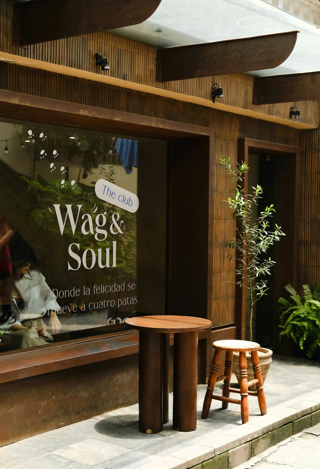 Fachada del local con el rótulo y la terraza