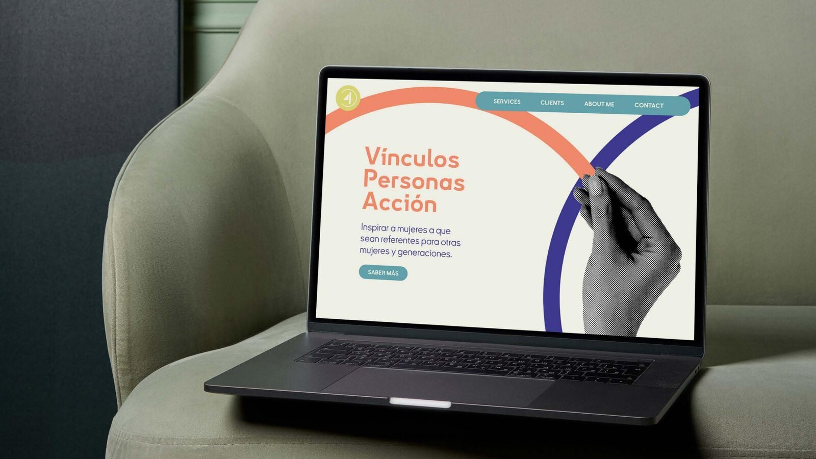 Portátil con la web de Bridge 4 Inclusion sobre un sofá verde