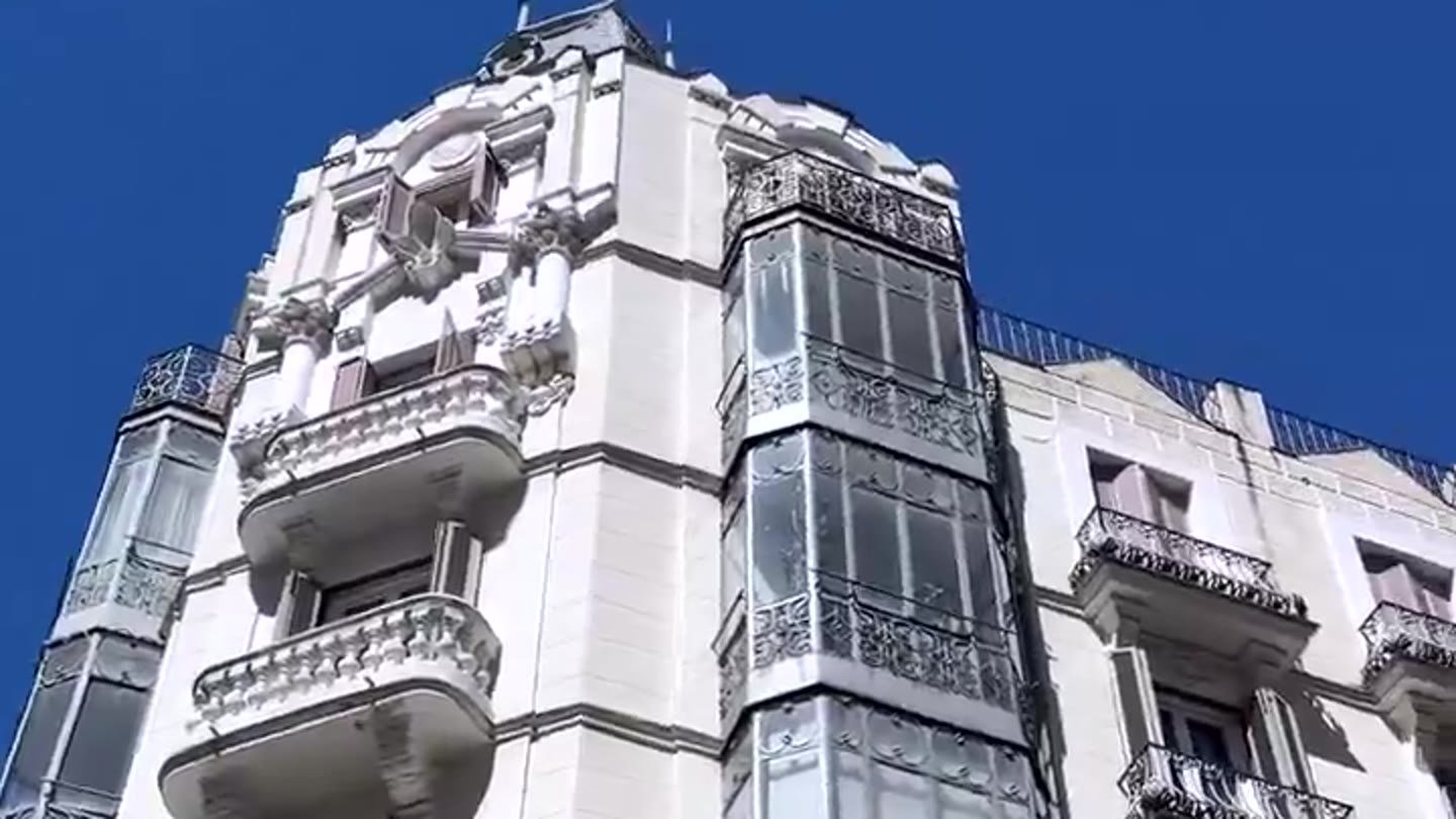 Fachada de un edificio clásico de Madrid en un vídeo de The Inner Circle