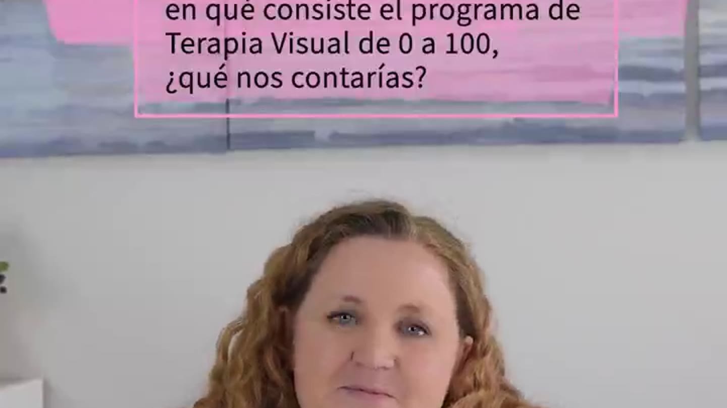 Optometrista explicando el programa de terapia visual en un vídeo de Innova