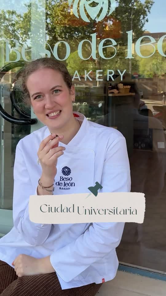 La pastelera en la puerta del local