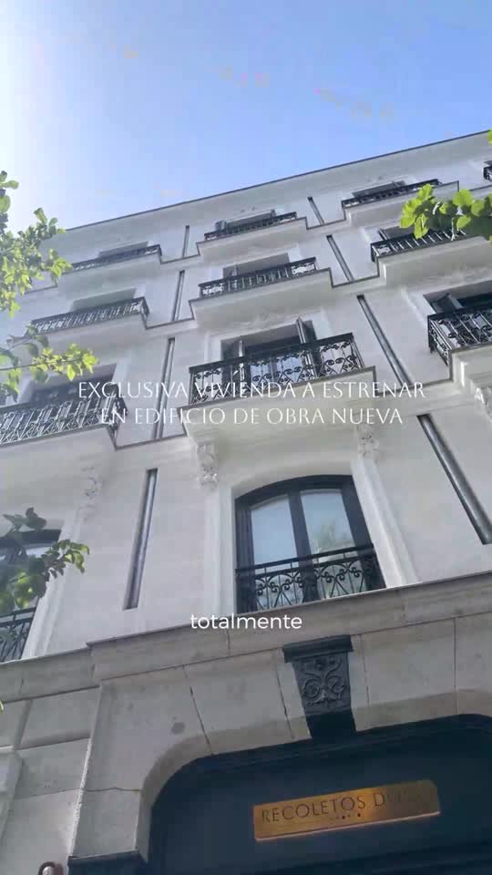 Portal de edificio de obra nueva en Recoletos