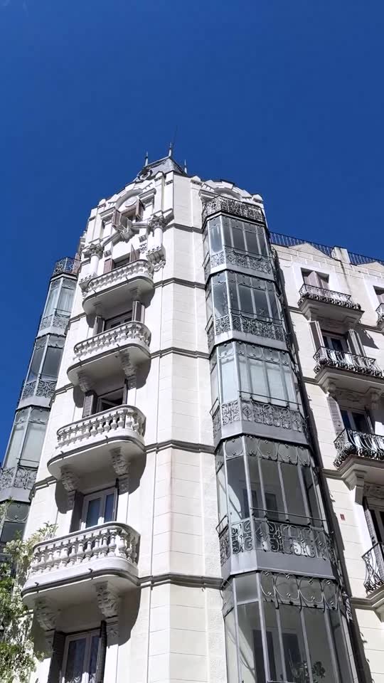 Fachada modernista madrileña a contrapicado